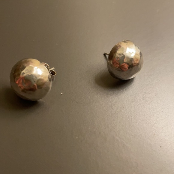 Hammered Silver Dome Earrings💎 - Picture 4 of 4